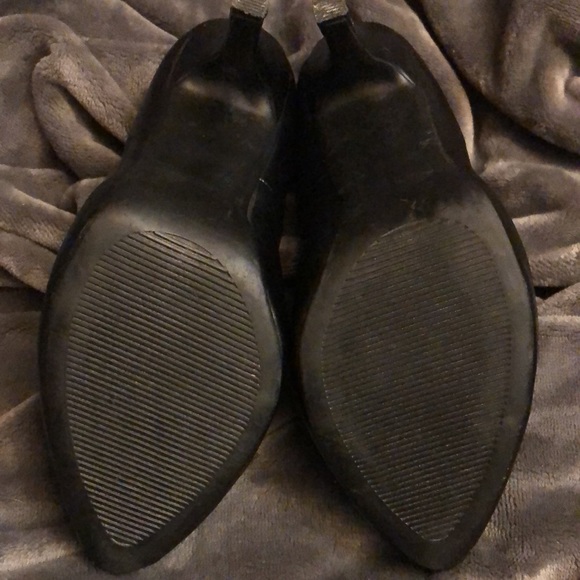 Black high heels 4 inch. Patten leather look. Like new - Picture 4 of 8